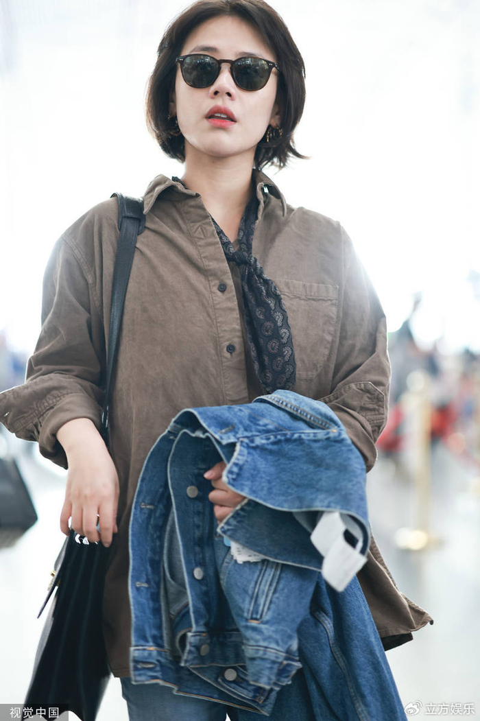 马思纯短发造型现身机场 穿工装外套干练十足|马思纯|短发|现身_新浪