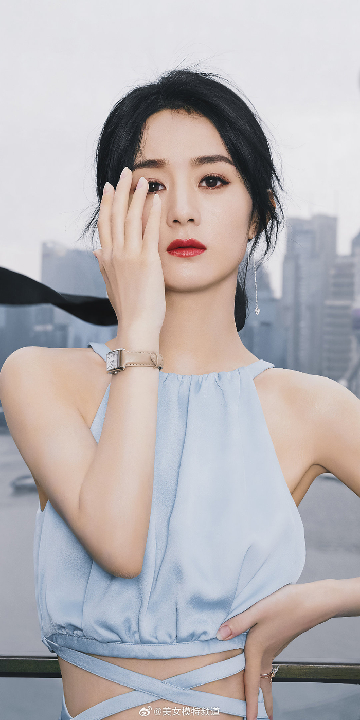 赵丽颖淡蓝挂脖裙美丽自信