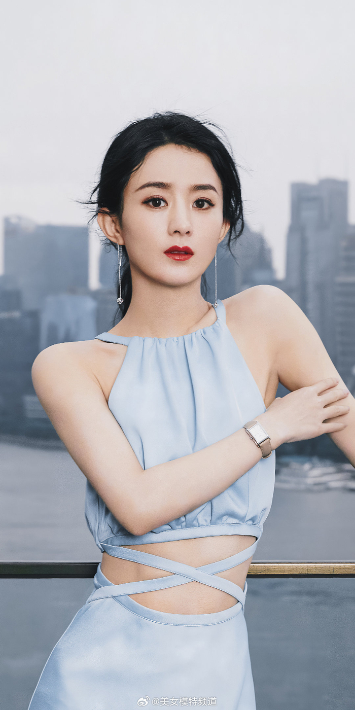 赵丽颖淡蓝挂脖裙美丽自信
