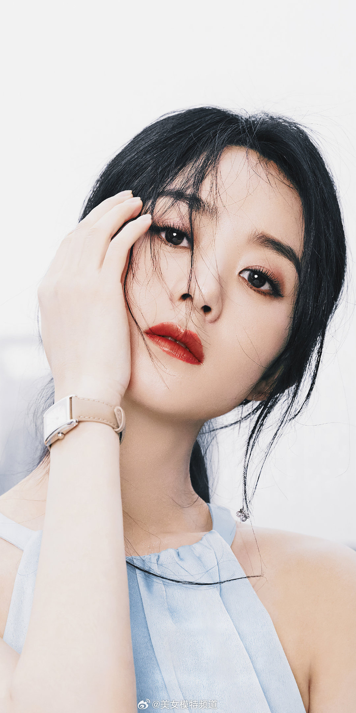 赵丽颖淡蓝挂脖裙美丽自信