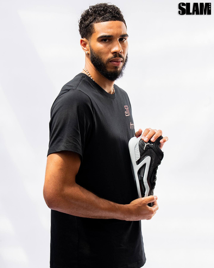 手握个人签名鞋的aj新生代代言人们