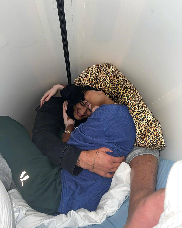 库兹马在社媒晒出与女友winnie harlow的照片庆祝两人