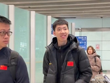 中国男篮凯旋而归！赵睿廖三宁脸带笑容与球迷互动引关注