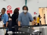 53岁裴勇俊机场搬行李，照顾妻儿很暖心，妻子朴秀真仍旧很漂亮