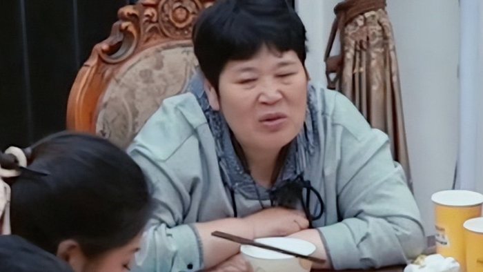 女儿说房主任“想从我身上找那些愧疚感”，房主任母女关系登热搜