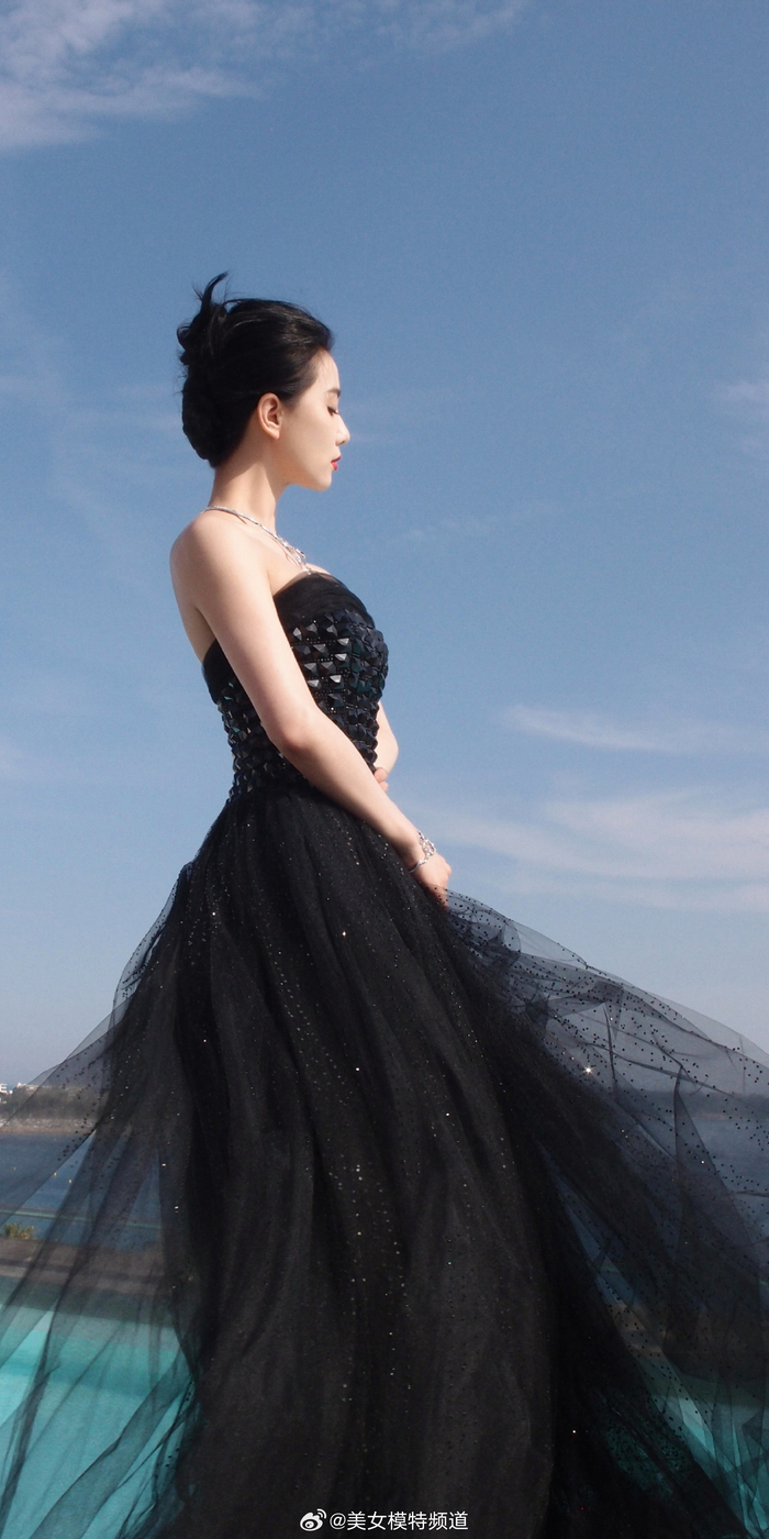 刘诗诗温柔抹胸裙