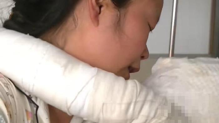 热油溅娃脸上，后妈黄金30分钟急救避免孩子毁容，医生连点赞
