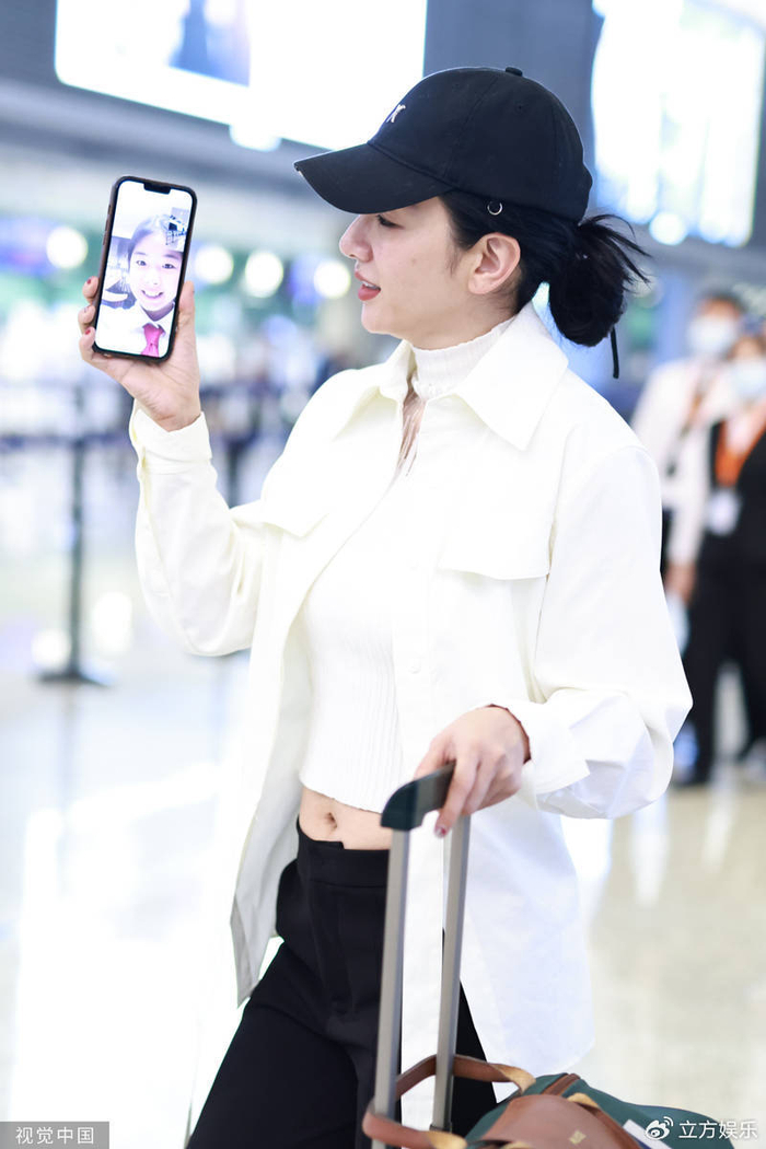黄奕现身上海虹桥机场 与女儿视频通话互动超有爱|视频通话|黄奕|虹桥