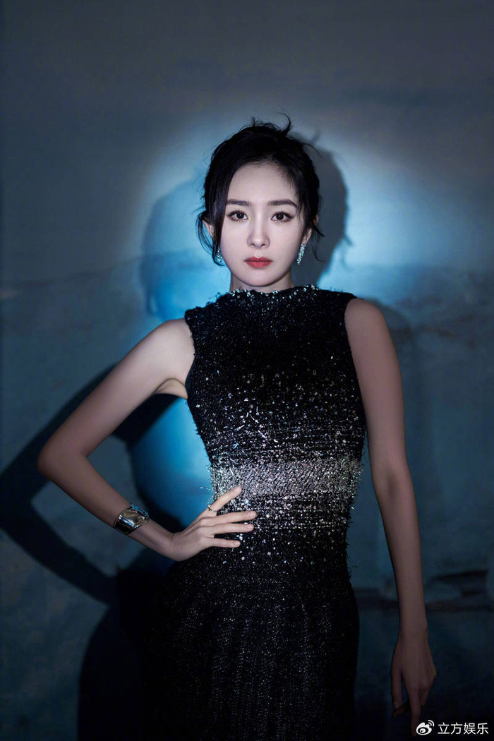 杨幂穿璀璨星河裙梦幻唯美 小蛮腰柔软纤细超吸睛