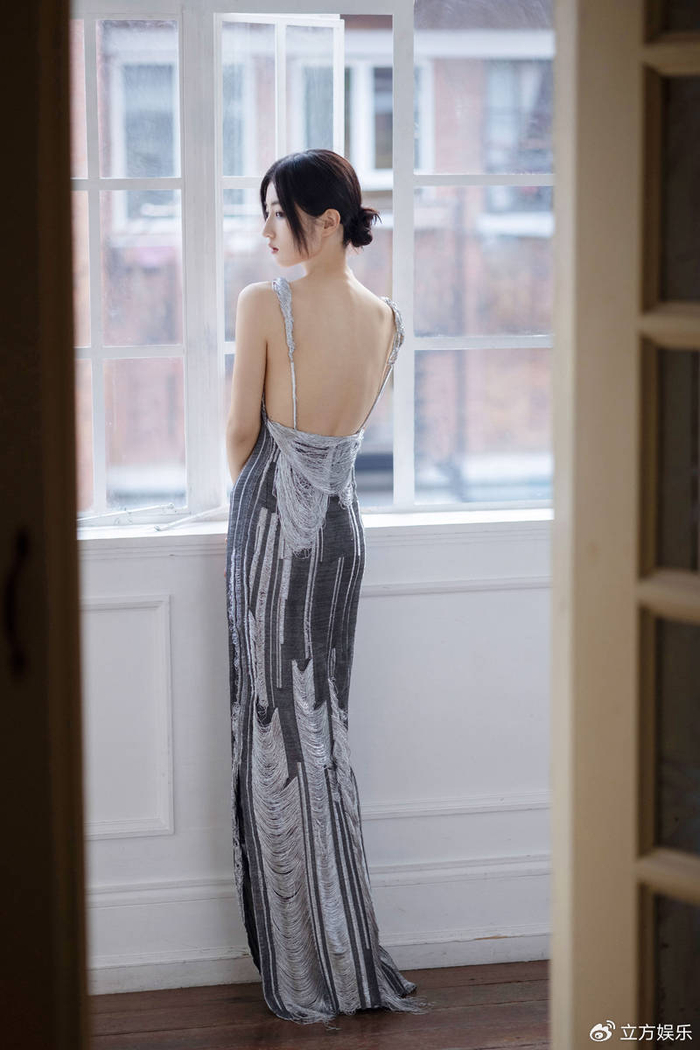 张子枫穿银色流苏裙秀美背化烟熏眼妆清冷感十足