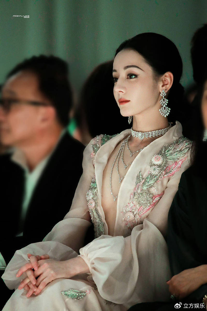 迪丽热巴穿大v领刺绣礼服 秀而不媚如异域公主|迪丽热巴|大v领|刺绣