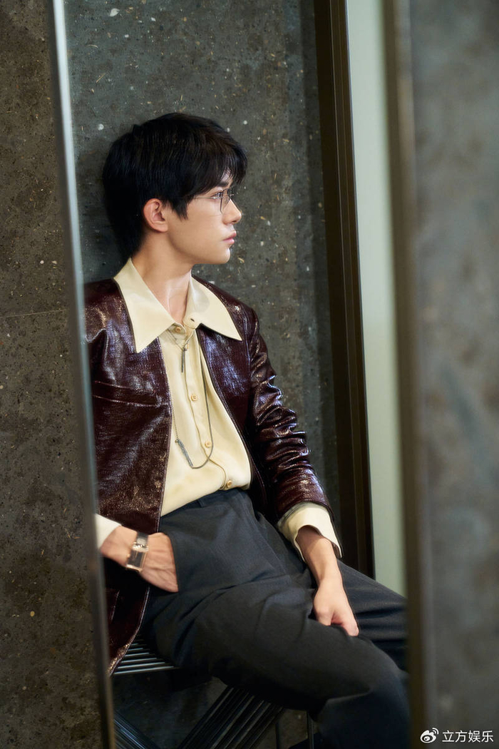 易烊千玺中分发型侧颜完美 穿棕红色夹克帅气有型