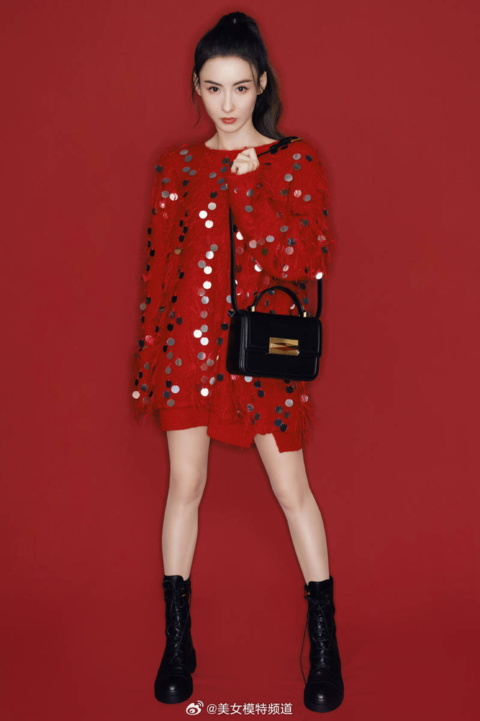 张柏芝最新写真穿红色亮片毛衣头扎高马尾俏皮可爱