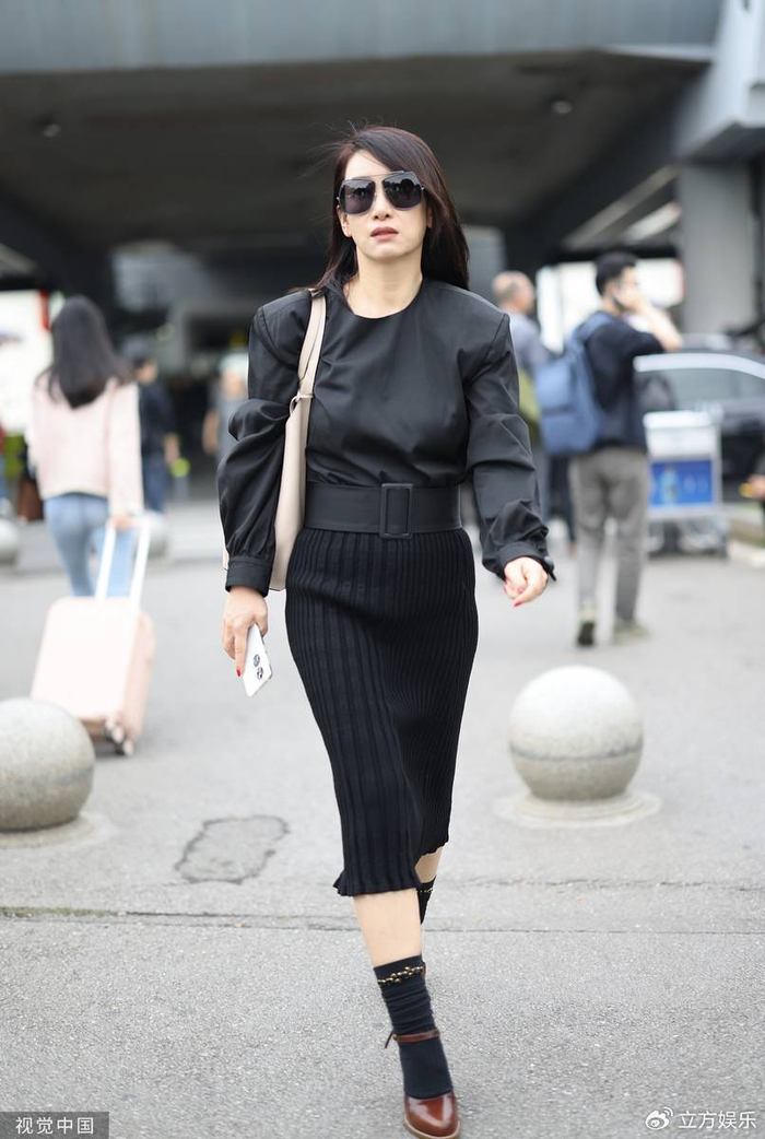 秦海璐御姐风穿搭气场凌厉 红色美甲彰显熟女魅力|秦海璐|御姐|黄花