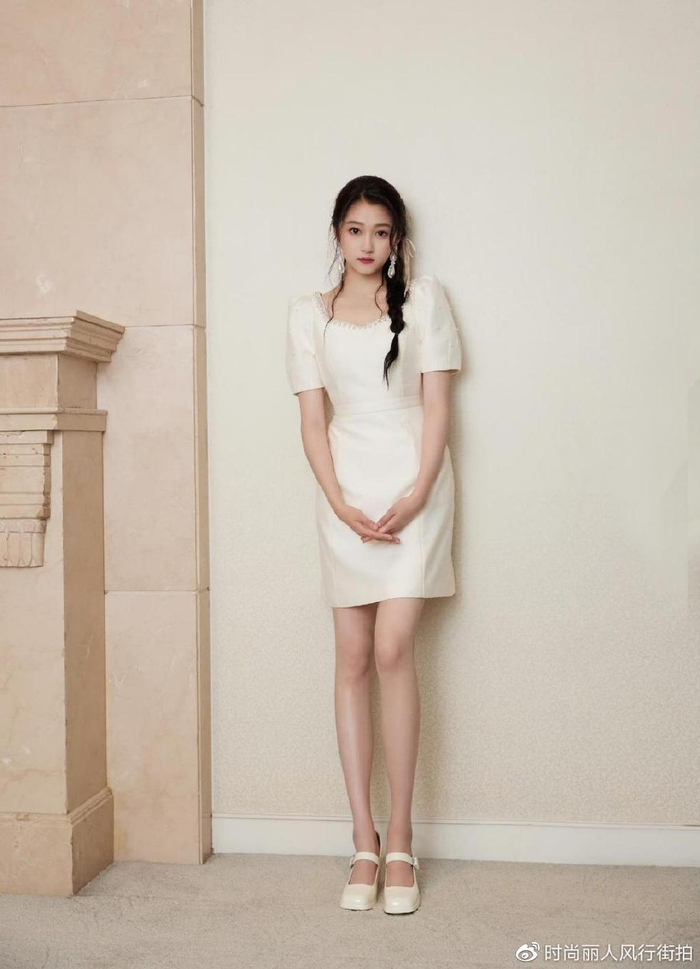 穿白裙秀美腿,浪漫感十足好惊艳|关晓彤|麻花辫|白裙_新浪新闻