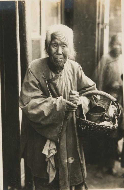 1931年的北京城年轻女子打麻将老百姓衣不蔽体十分穷困