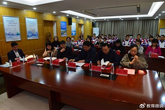 首师大附属苹果园中学与清华大学开启科研合作