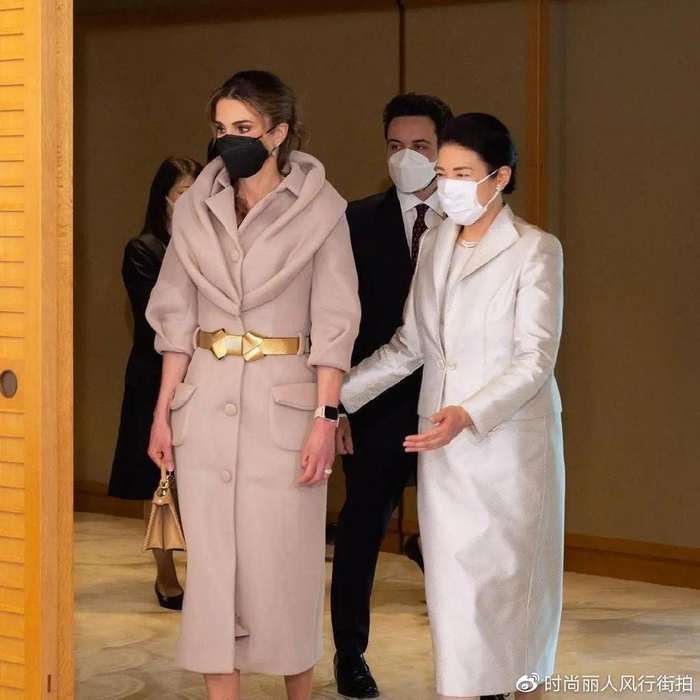 日本雅子皇后闪耀颁奖礼！这身蕾丝粉裙太惊艳了，终于不穿职业装