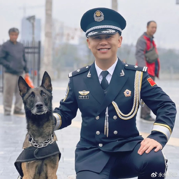 昔日"橄榄绿"今日"警察蓝" 两种颜色一生坚守