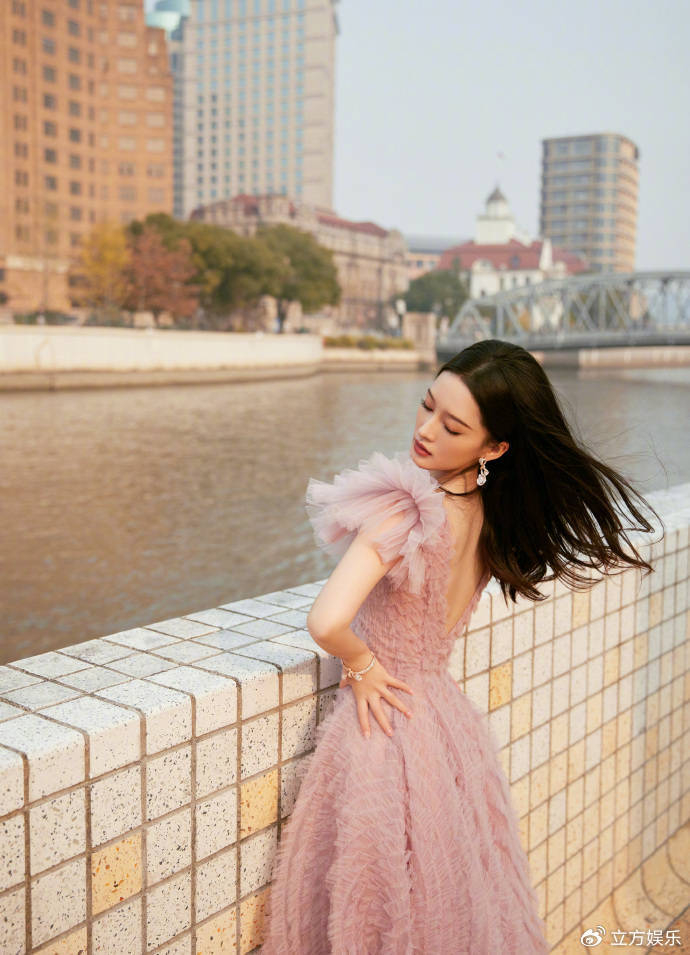 李沁穿裸粉色露背纱裙甜美迷人 仿佛风中绽放的花|纱裙|露背|李沁