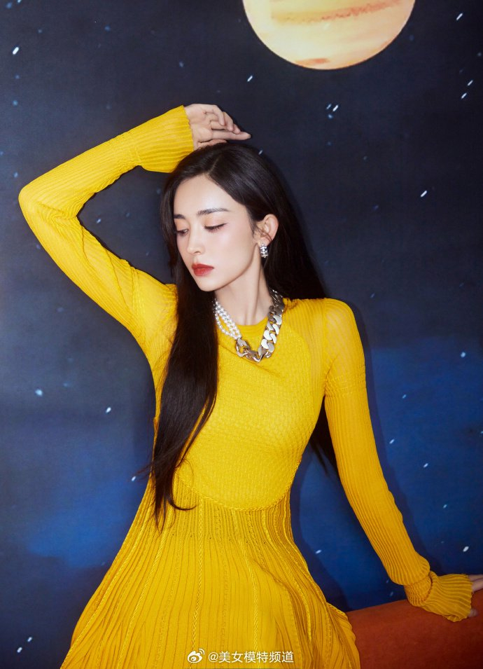 古力娜扎皓月星空写真曝光长发披肩尽显温柔妩媚