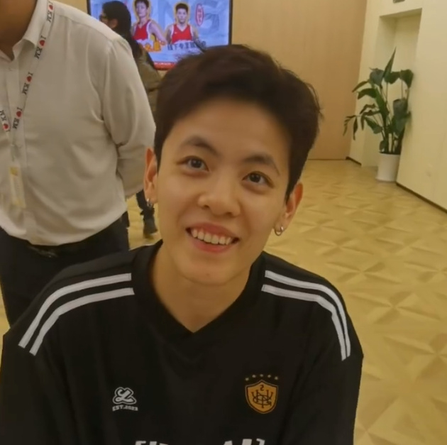 有一位喜欢杨力维很久的女粉丝来到现场后杨舒予还跟她聊了一会儿