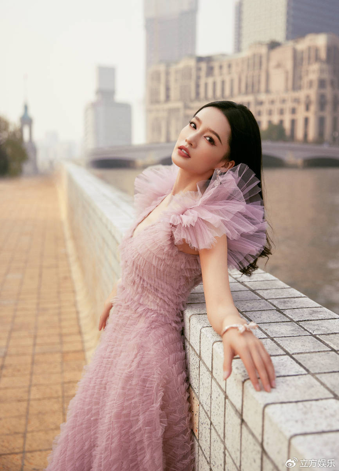 李沁穿裸粉色露背纱裙甜美迷人 仿佛风中绽放的花|纱裙|露背|李沁