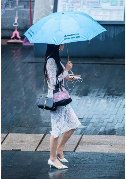 还是喜欢装酷?|撑伞|雨天|全身性_新浪新闻