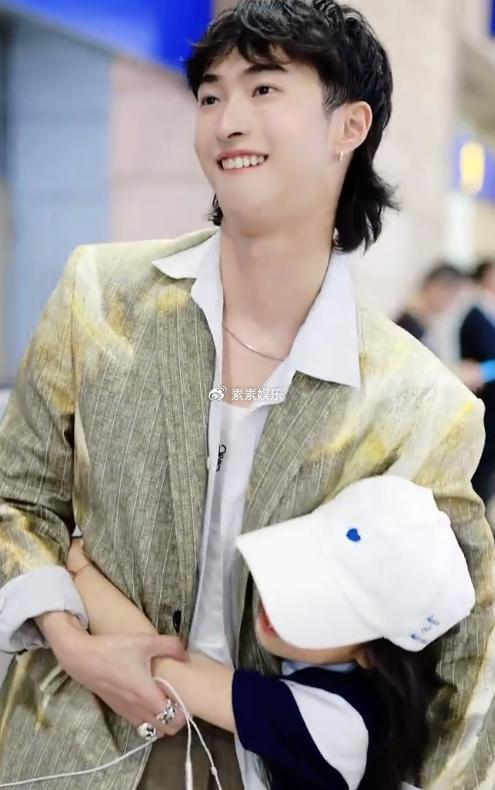 庾恩利活动好会拍，22岁很会凹造型，伊能静的妆容精致保养好|恩利|伊能静|造型_新浪新闻