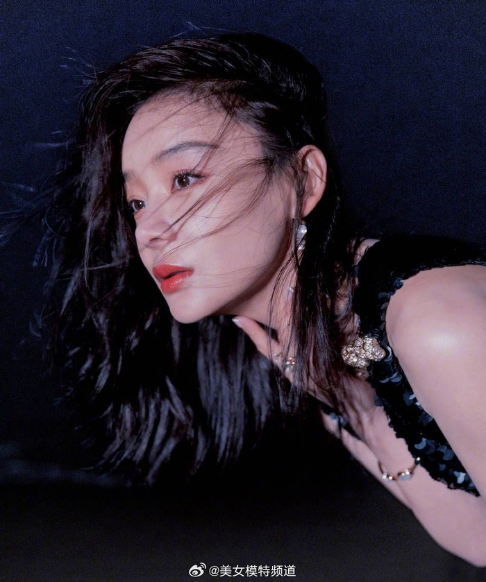 袁姗姗漫步海边楚楚动人 穿深v亮片裙秀窈窕曲线__财经头条