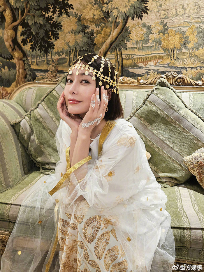 秦岚晒异域风美照美若天仙 双手捧脸少女感十足|秦岚|异域|导游_新浪