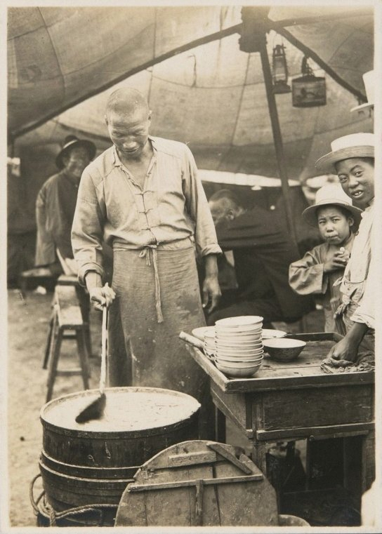 今天要和大家分享一组展现老北京人日常生活