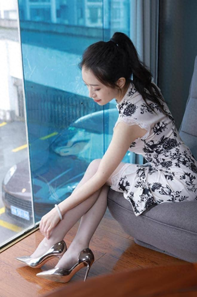 如何搭配旗袍和灰色丝袜,展现迷人的魅力