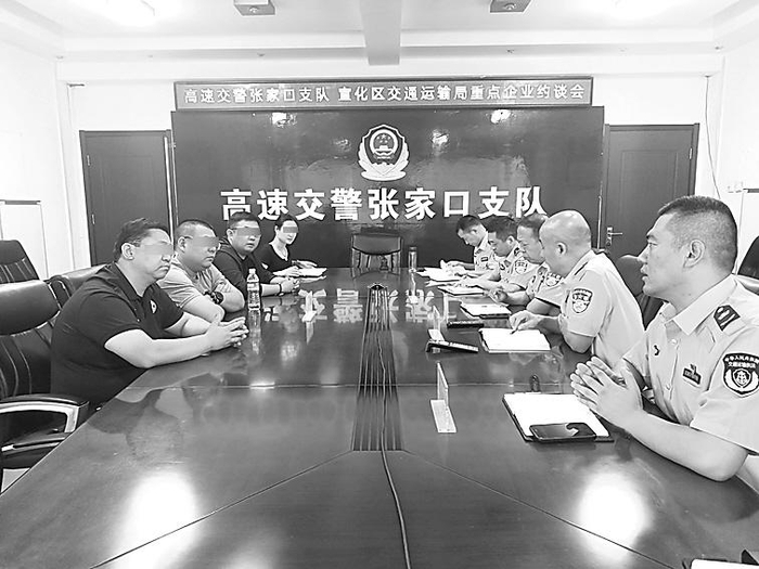 宋晓东 摄河北法治报讯 (杜丽娟)近期,高速交警宣化大队民警接