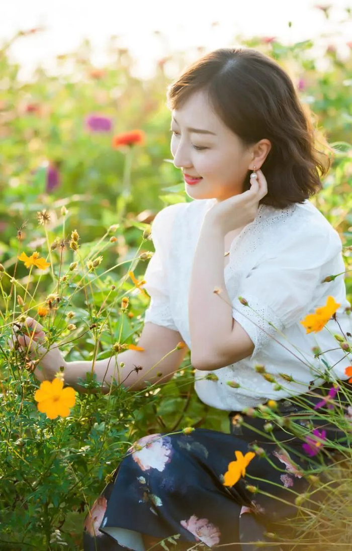 中年女士拍照不要剪刀手,这8种方式,拍照气质大方又漂亮