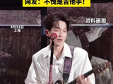 陈楚生演唱会，现场弹唱新编曲的歌，提词器是间奏的五线谱和带和弦的歌词，网友：不愧是吉他手！
