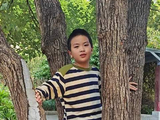 儿子掉牙未长成爬树失败，母亲调侃像刘姥姥