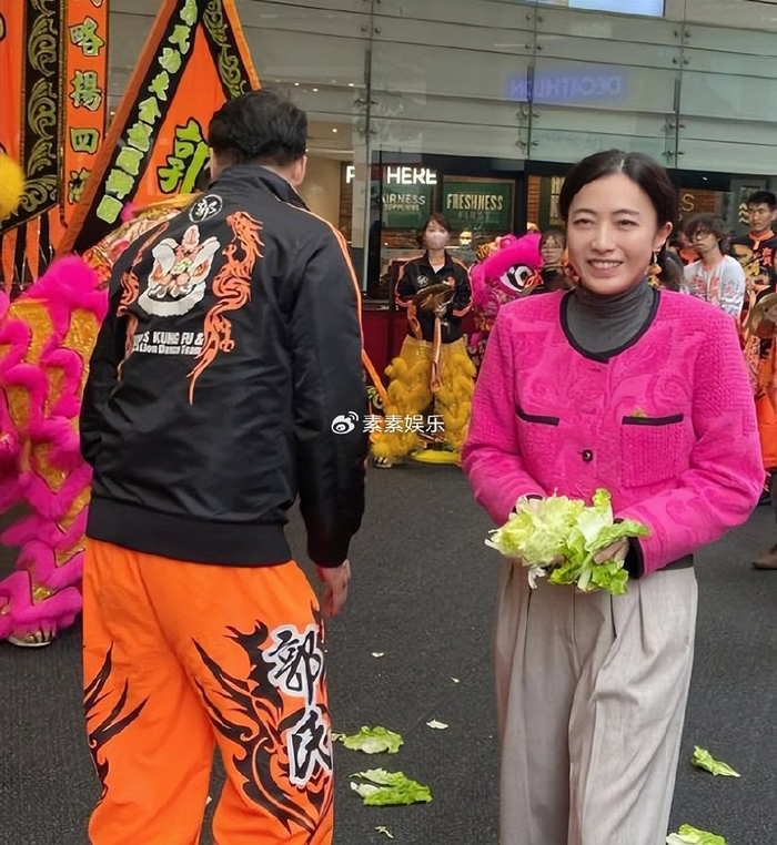 甘比为新店办醒狮活动,给员工派发百万大红包,现场喜气洋洋|甘比|醒狮