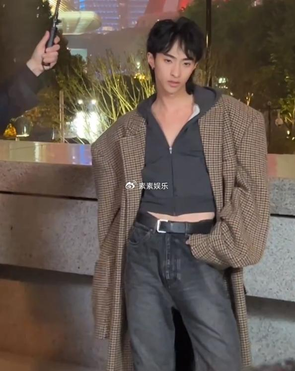庾恩利活动好会拍，22岁很会凹造型，伊能静的妆容精致保养好|恩利|伊能静|造型_新浪新闻