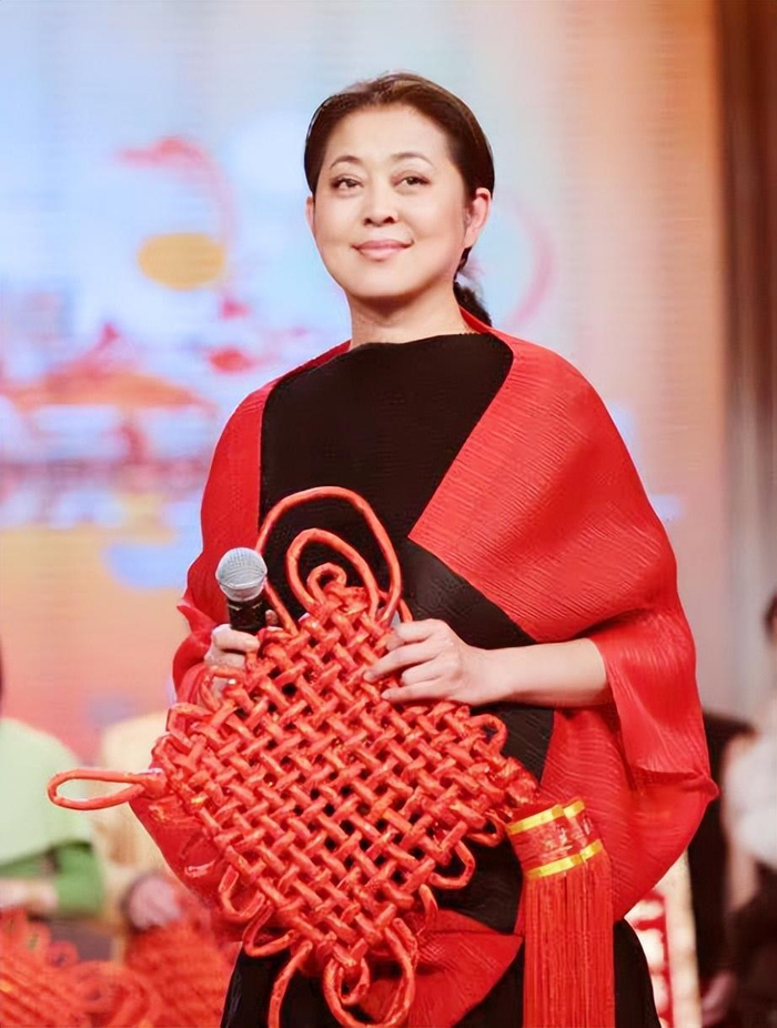 哪料意外接踵而至,因儿子生病,倪萍中断了如日中天的主持事业,不曾想