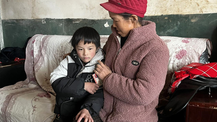 妈妈离家爸爸放弃，男童跟奶奶出门遭车祸，如今视力模糊奶奶束手无措
