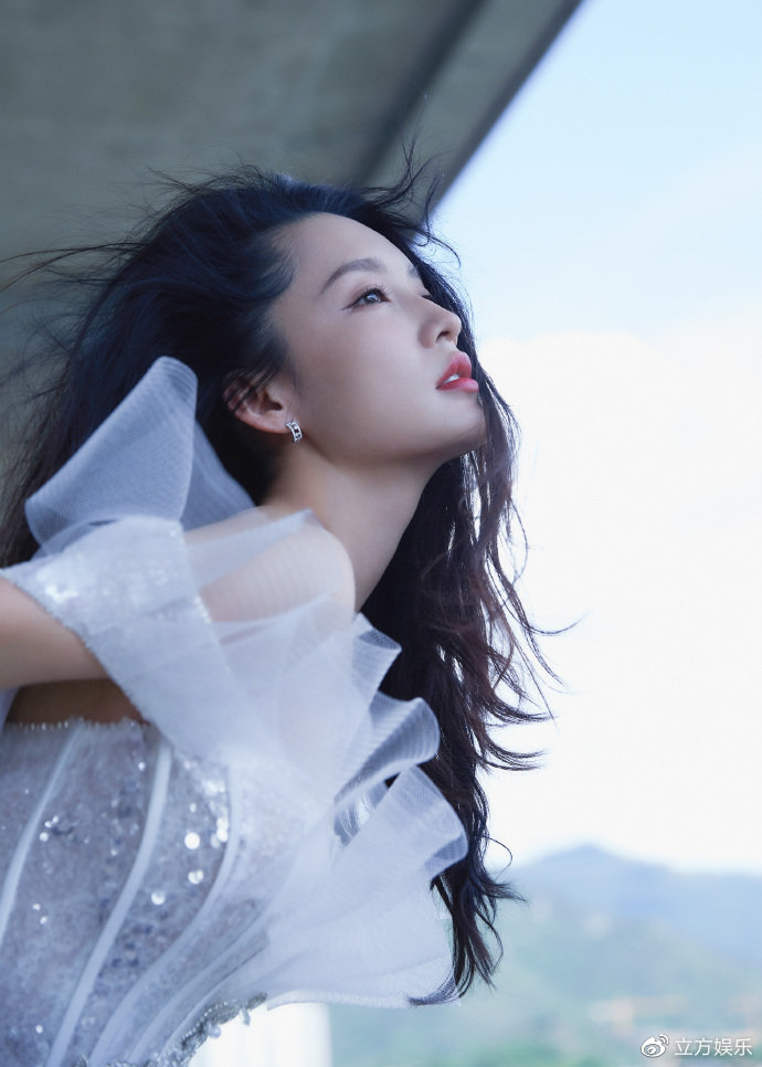 李沁身穿亮片人鱼裙大秀好身材 海风吹拂秀发优雅动人|李沁|亮片|人鱼