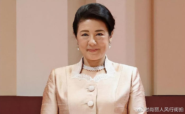 日本雅子皇后闪耀颁奖礼！这身蕾丝粉裙太惊艳了，终于不穿职业装
