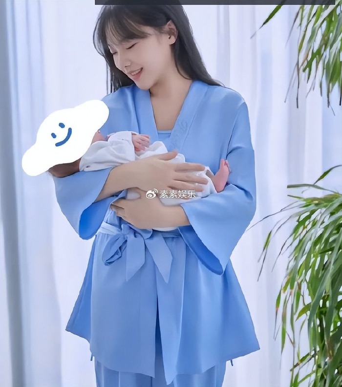 "挖呀挖"黄老师当妈妈啦!抱婴儿照露面,变得更加温柔漂亮了