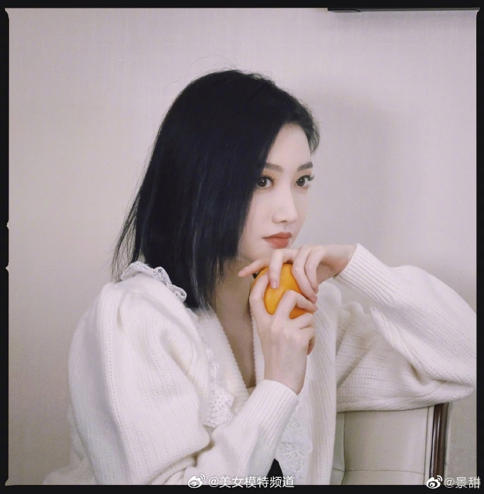 景甜晒十二宫格美照白色毛衣搭配皮裤造型温婉可人