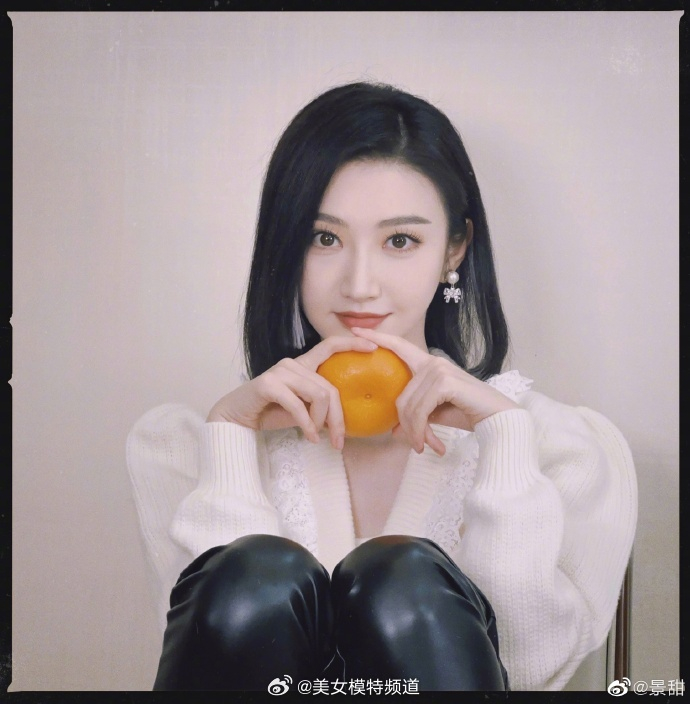 景甜晒十二宫格美照白色毛衣搭配皮裤造型温婉可人