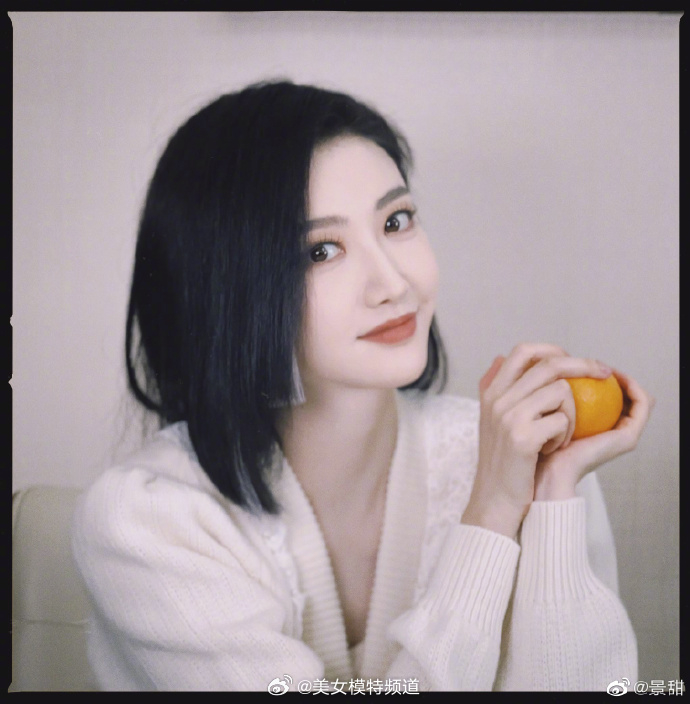 景甜晒十二宫格美照白色毛衣搭配皮裤造型温婉可人