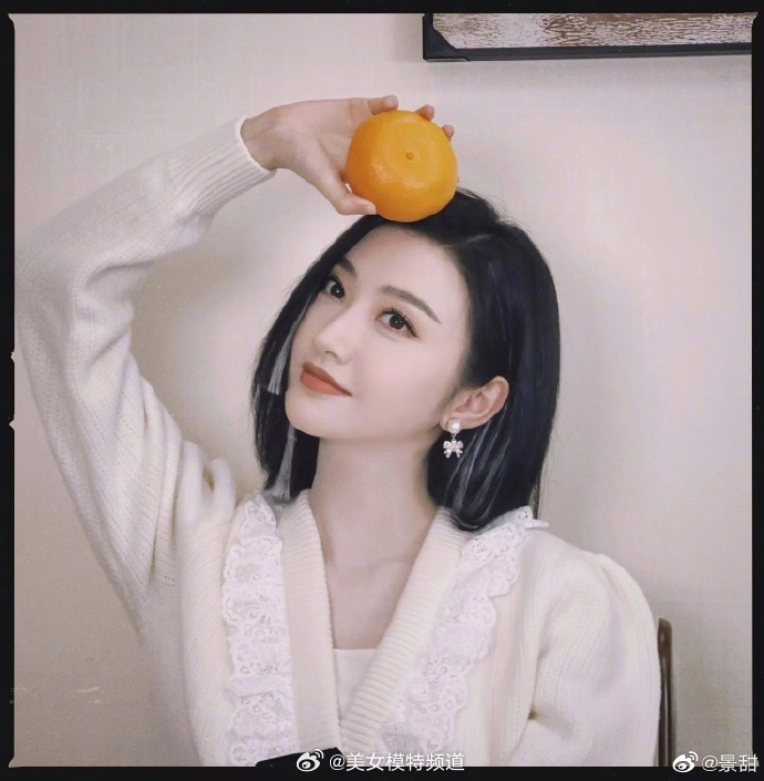 景甜晒十二宫格美照白色毛衣搭配皮裤造型温婉可人