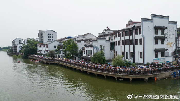 999米益阳兰溪巨型双桡龙舟正式登江