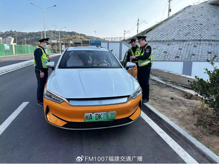 黑夜不间断开展巡查,重点打击私家车非法营运,网约车无证经营,出租车